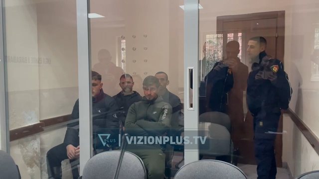 Hodhën molotov drejt policisë sipas “mësimeve” të Bardhit dhe Nulit! Katër protestuesit e arrestuar, në gjykatë: Fillon kalvari pas hekurave Hodhën molotov drejt policisë sipas “mësimeve” të Bardhit dhe Nulit! Katër protestuesit e arrestuar, në gjykatë: Fillon kalvari pas hekurave