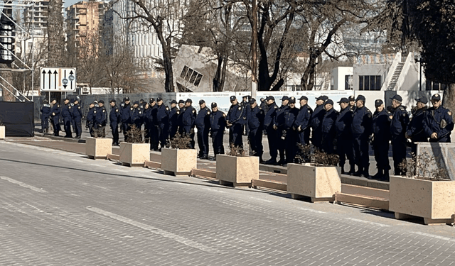 Nesër protesta e ‘Rithemelimit’, mbi 1 mijë policë në gatishmëri, rrugët që do të bllokohen Nesër protesta e ‘Rithemelimit’, mbi 1 mijë policë në gatishmëri, rrugët që do të bllokohen