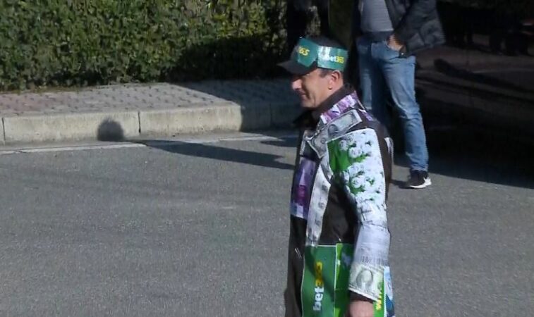 Sa gjynah për ato që pëfaqëson! I veshur me euro dhe dollarë: Kllouni deputet Sula në Kuvend mbulon deputet me banknota fallco (Video) Sa gjynah për ato që pëfaqëson! I veshur me euro dhe dollarë: Kllouni deputet Sula në Kuvend mbulon deputet me banknota fallco (Video)