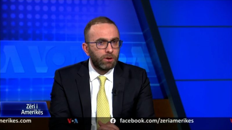 Gazetarja e VOA “gozhdon” Gaz Bardhin: Edhe më parë bojkotuat Parlamentin dhe zgjedhjet, dhe pastaj kërkuat falje. Tani po veproni prapë njësoj Gazetarja e VOA “gozhdon” Gaz Bardhin: Edhe më parë bojkotuat Parlamentin dhe zgjedhjet, dhe pastaj kërkuat falje. Tani po veproni prapë njësoj
