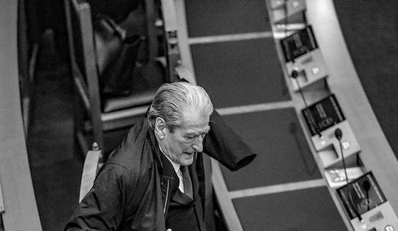 Berisha i dha medaljen “Heroi i Demokracisë” themeluesit të organizatës terroriste MAVI që akuzohet për masakrën e Peshkëpisë Berisha i dha medaljen “Heroi i Demokracisë” themeluesit të organizatës terroriste MAVI që akuzohet për masakrën e Peshkëpisë