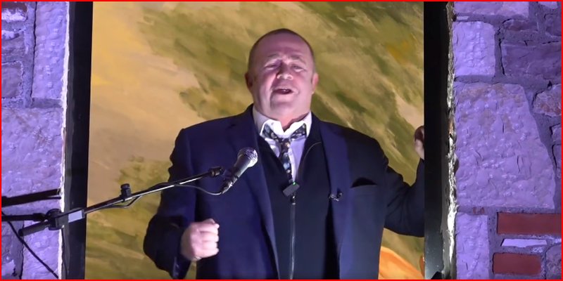 VIDEO – Humori i zi: Gjergj Luca në “arrest shtëpie”, mbështetësit e tij mblidhen poshtë ballkonit VIDEO – Humori i zi: Gjergj Luca në “arrest shtëpie”, mbështetësit e tij mblidhen poshtë ballkonit