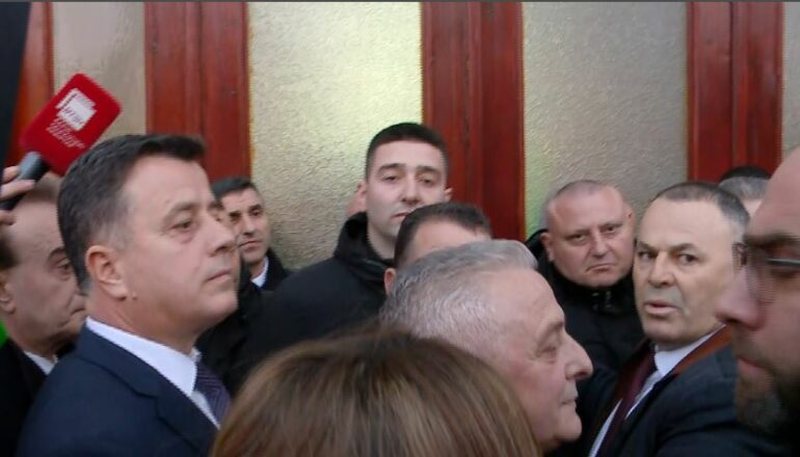 “Saliarët” e përjashtuar i zbyth vetëm garda, nuk i lënë të futen në parlament! Thirrje njëri tjetrit: Mos i lejo terroristët me kollare të hyjnë “Saliarët” e përjashtuar i zbyth vetëm garda, nuk i lënë të futen në parlament! Thirrje njëri tjetrit: Mos i lejo terroristët me kollare të hyjnë