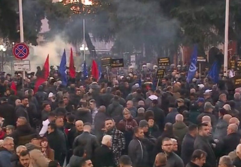 VIDEO/ Protestë kombëtare, me as 100 veta në shesh me kushërinjtë se as krushqia nuk u afrohet! Demokratët u kanë bërë ..in, jo më socialistët VIDEO/ Protestë kombëtare, me as 100 veta në shesh me kushërinjtë se as krushqia nuk u afrohet! Demokratët u kanë bërë ..in, jo më socialistët