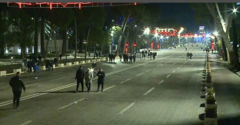 “O sot o kurrë”! Ironia e gazetarit demokrat: Rama ra, ikni në shtëpi e i fusni një lugë kos dhe u dalshin në ëndërr gjellë pasanikësh! “O sot o kurrë”! Ironia e gazetarit demokrat: Rama ra, ikni në shtëpi e i fusni një lugë kos dhe u dalshin në ëndërr gjellë pasanikësh!