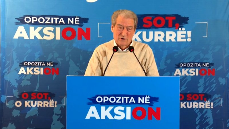 VIDEO/ Berisha mesazh me podium nga shtëpia para protestuesve, e ndjekin pak më shumë militantë se kur flet nga ballkoni