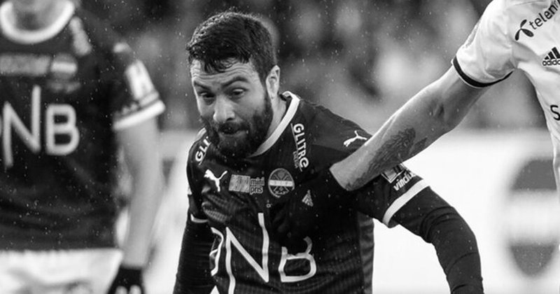 Ish-futbollisti i njohur vdes në moshë shumë të re në ditën e parë të punës si trajner