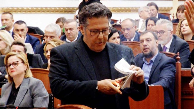 Dogji Rregulloren e Parlamentit dhe vendosi zhurmues në sallë! Ligji i ri “me dorë të hekurt”: Përjashton për 40 ditë nga Kuvendi Edi Palokën Dogji Rregulloren e Parlamentit dhe vendosi zhurmues në sallë! Ligji i ri “me dorë të hekurt”: Përjashton për 40 ditë nga Kuvendi Edi Palokën