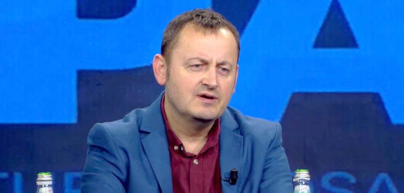 Gazetari i 21Janarit Fatos Mahmutaj zbardh prapaskenat e protestës së “Foltores”: Berisha u ka futur bërryla atyre që i shihte si rrezik, disa i largoi jashtë vendit, të tjerët i ka ekzekutuar