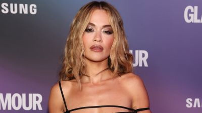 “Si dy pika uji”! Motra e Rita Orës, surprizon këngëtaren (Video)