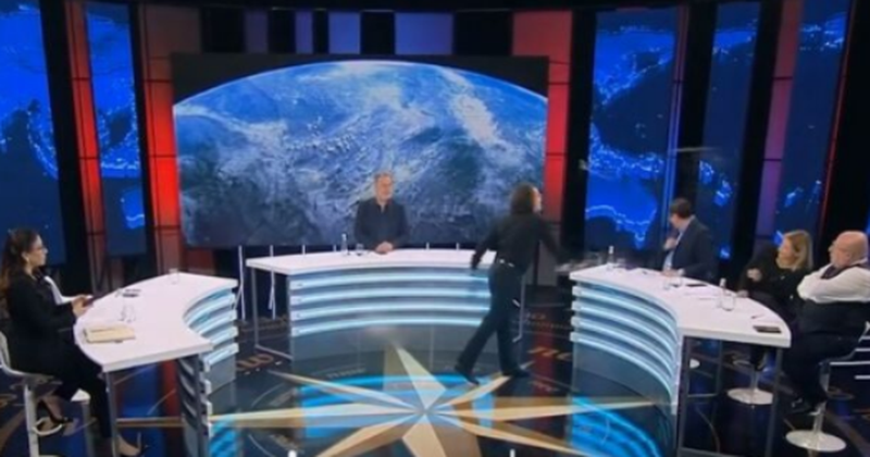 Video që s’duhet humbur nga shqiptarët! Aktori minoritar Laert Vasili poshtron sekretarin e Omonias “grekofonin” Marin Suli: I hedh bidonin me uji surratit dhe e quan shqiptarë që shet s*umën te Omonia