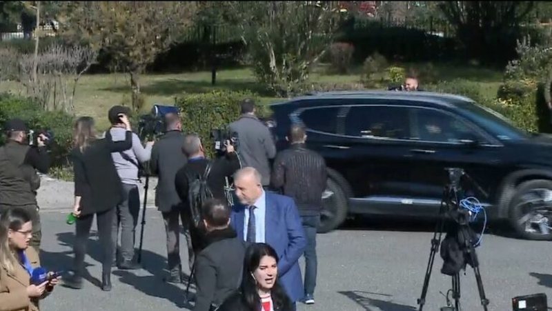 Nul Moka i “papërmbajtshëm” apo me probleme mendore: Sulmon Bashën pas daljes nga Parlamenti! Pastaj….me vrap pas makinës së Ballës dhe Gjonçajt Nul Moka i “papërmbajtshëm” apo me probleme mendore: Sulmon Bashën pas daljes nga Parlamenti! Pastaj….me vrap pas makinës së Ballës dhe Gjonçajt