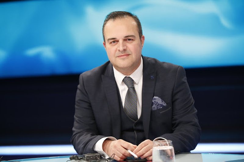 Mjeku me 1 milion euro pasuri: Po më persekutojnë pse fola i pari kundër pandemisë. Unë bëra për vendin dhe popullin tim aq sa munda Mjeku me 1 milion euro pasuri: Po më persekutojnë pse fola i pari kundër pandemisë. Unë bëra për vendin dhe popullin tim aq sa munda