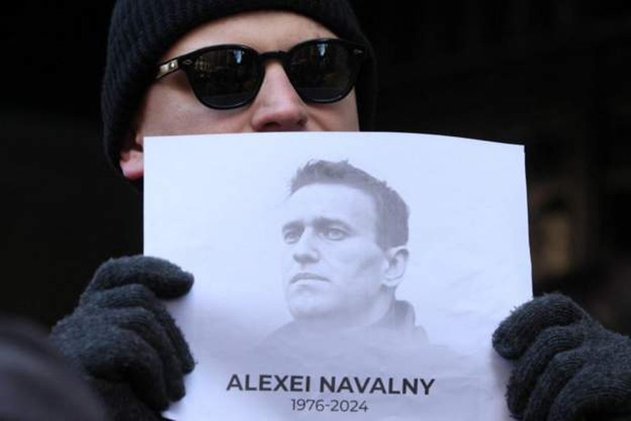 Muli në dilemë për portretin e Navalny më 20 shkurt