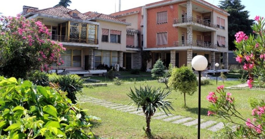 Nuk i doli “pronari”: Rikonstruktohet pas 31 vitesh rezidenca e Enver Hoxhës! Nuk i doli “pronari”: Rikonstruktohet pas 31 vitesh rezidenca e Enver Hoxhës!