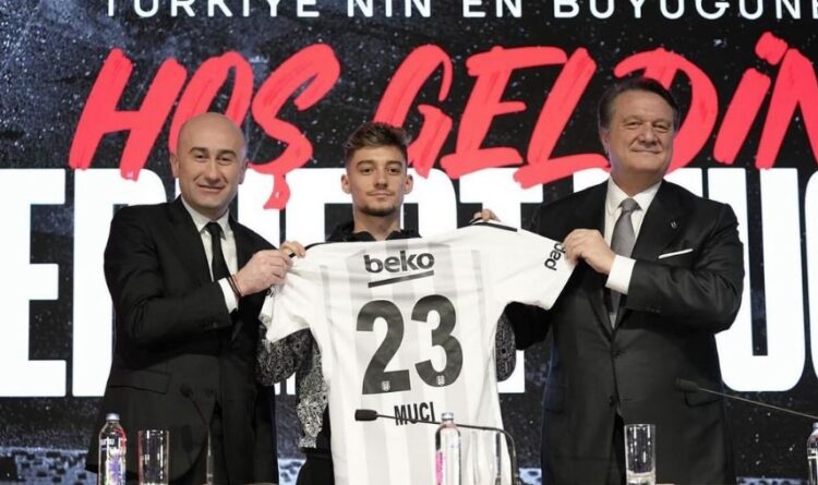 FOTOLAJM/ Ernest Muçi çmend lojtarët e Kombëtares, nuk përmbahet titullari i kuqezinjve: Suksese zemra ime FOTOLAJM/ Ernest Muçi çmend lojtarët e Kombëtares, nuk përmbahet titullari i kuqezinjve: Suksese zemra ime