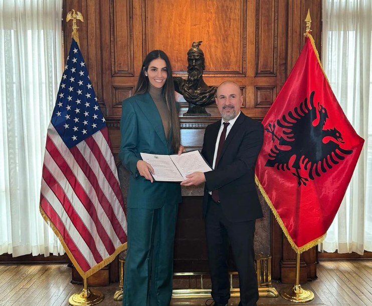 Emina Cunmulaj shpallet ‘Konsulle Nderi’ në Florida: ‘Nuk mendoja kurrë që do të vinte kjo ditë ‘! Emina Cunmulaj shpallet ‘Konsulle Nderi’ në Florida: ‘Nuk mendoja kurrë që do të vinte kjo ditë ‘!