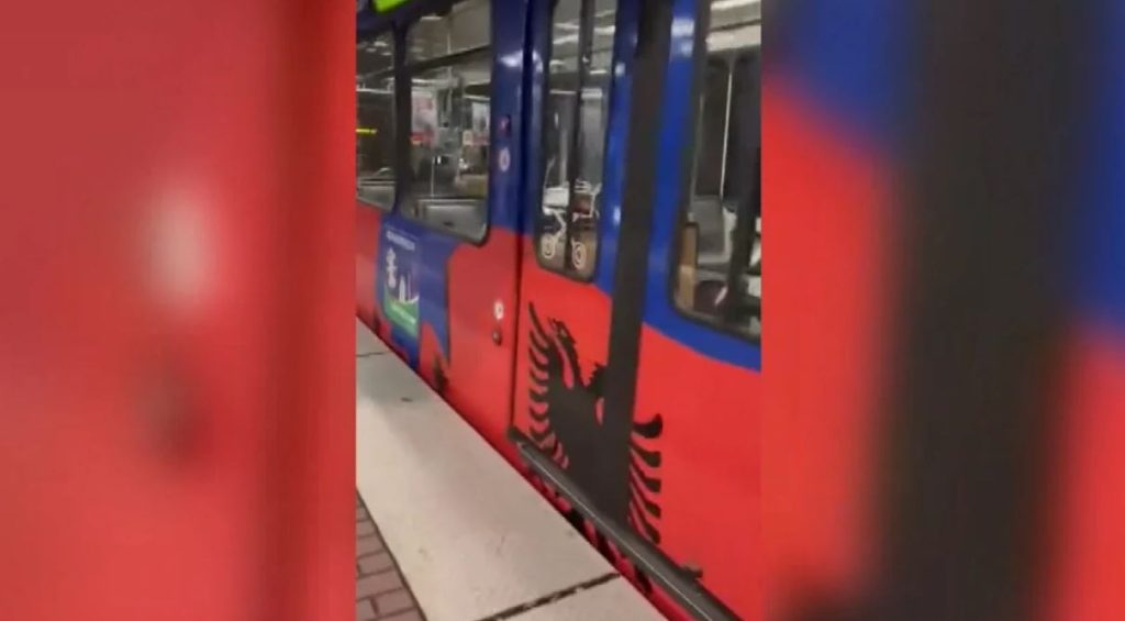 Metroja në Dyseldorf zbukurohet me flamujt kuq e zi për nder të kombëtares së Shqipërisë Metroja në Dyseldorf zbukurohet me flamujt kuq e zi për nder të kombëtares së Shqipërisë