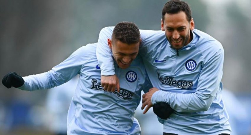 “Studenti dhe profesori”! Tha se ishte mesfushori më i mirë në botë, Interi e përcakton kështu Kristjan Asllanin dhe Calhanoglu “Studenti dhe profesori”! Tha se ishte mesfushori më i mirë në botë, Interi e përcakton kështu Kristjan Asllanin dhe Calhanoglu