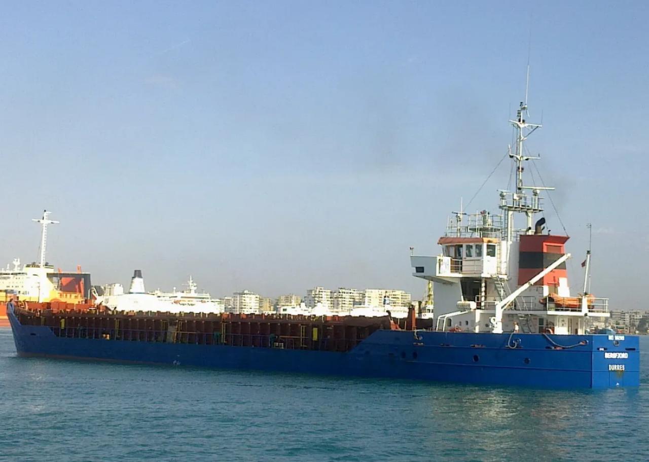 Anija tregtare me flamurin shqiptar përplaset me shkëmbinjtë në zonën e Ksamilit Anija tregtare me flamurin shqiptar përplaset me shkëmbinjtë në zonën e Ksamilit