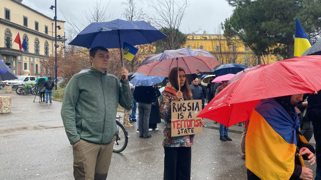 Dy vjet nga fillimi i luftës, manifestim solidariteti për Ukrainën në Tiranë! Të pranishëm ambasadorë dhe politikanë shqiptarë Dy vjet nga fillimi i luftës, manifestim solidariteti për Ukrainën në Tiranë! Të pranishëm ambasadorë dhe politikanë shqiptarë