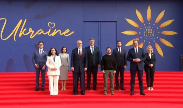 FOTOLAJM/ Shkrepet fotoja familjare e samitit për Ukrainën, Rama dhe Zelensky në qendër, Osmani dhe Vuçiç në krahë të tyre FOTOLAJM/ Shkrepet fotoja familjare e samitit për Ukrainën, Rama dhe Zelensky në qendër, Osmani dhe Vuçiç në krahë të tyre