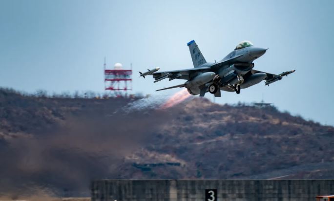 Rrëzohet avioni i Forcave të Armatosura në Greqi: Piloti mbijeton, gjendet në mes të detit Rrëzohet avioni i Forcave të Armatosura në Greqi: Piloti mbijeton, gjendet në mes të detit