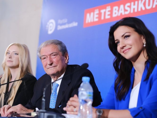 Floriana Garo: Më zgjodhën zëdhënëse se nuk i ngjaj Berishës! Gazetari: Shyqyr… Floriana Garo: Më zgjodhën zëdhënëse se nuk i ngjaj Berishës! Gazetari: Shyqyr…