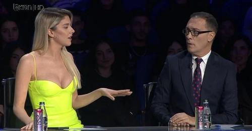 FOTOT/ Adi Krasta harron dajakun e ’93-in, ngacmon sek**aliasht Arilenën live! Sjellja e pahijshme e moderatorit që paguhet me para të pista nga TV Zeni