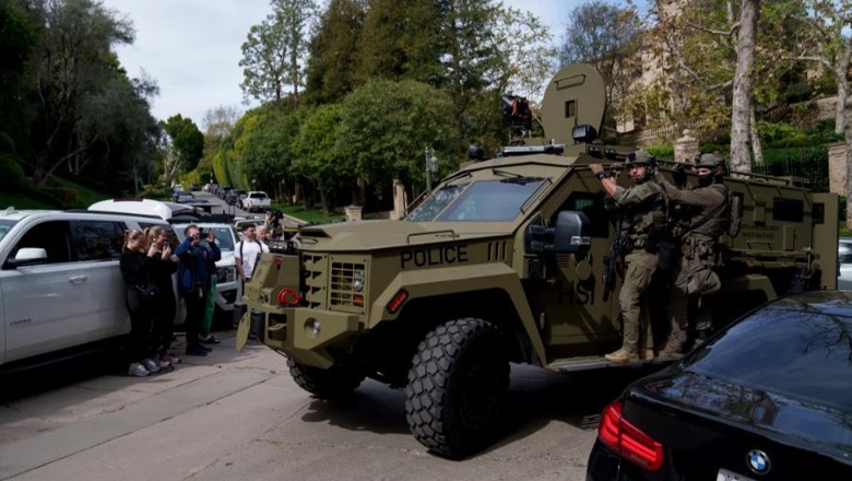 FBI bastis shtëpitë e reperit të njohur Puff Daddy, nën arrest dy djemtë e tij FBI bastis shtëpitë e reperit të njohur Puff Daddy, nën arrest dy djemtë e tij