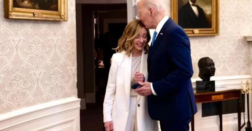 VIDEO që po bën xhiron e rrjetit: Biden puth në kokë Melonin gjatë një takimi në Shtëpinë e Bardhë