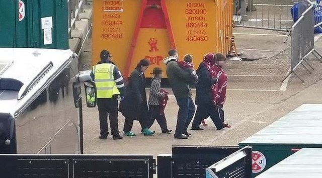 Daily Mail zbulon skemën e re të trafikantëve të emigrantëve për të bashkuar familjet me shqiptarët që ndodhen në Angli: Shërbim taksi vetëm për gra dhe fëmijë