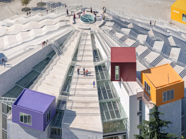 Një fundjavë në Berlinin e Shqipërisë, Tiranë