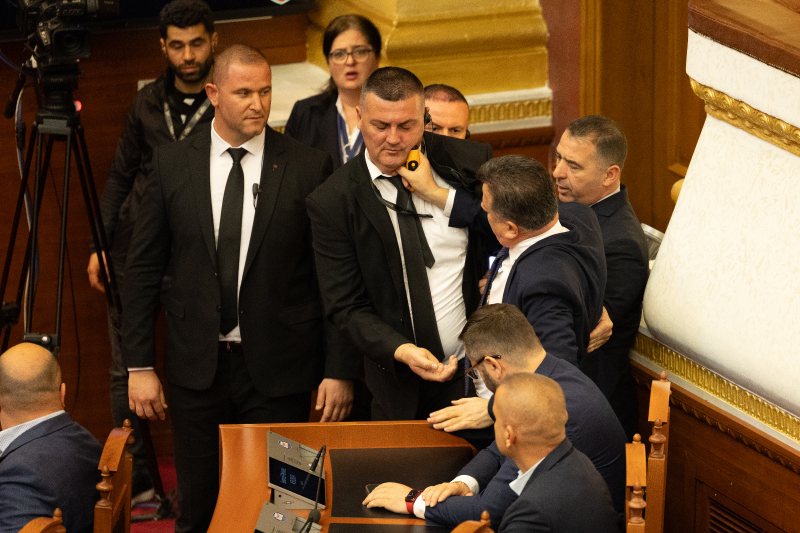 Përleshja në Kuvend: Nul Moka me probleme ekuilibri psiqik, i vendos grushtin në fytyrë punonjësit të Gardës! Përleshja në Kuvend: Nul Moka me probleme ekuilibri psiqik, i vendos grushtin në fytyrë punonjësit të Gardës!