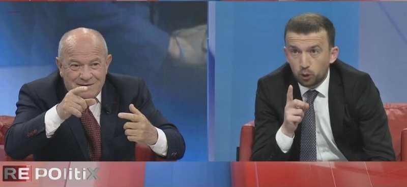 Skandal! Zëdhënsi i Belerit me emrin Dhuli (Zhuli) kërcënon Arben Meçen me jetë: Ka jetë edhe pasi fiken kamerat Skandal! Zëdhënsi i Belerit me emrin Dhuli (Zhuli) kërcënon Arben Meçen me jetë: Ka jetë edhe pasi fiken kamerat