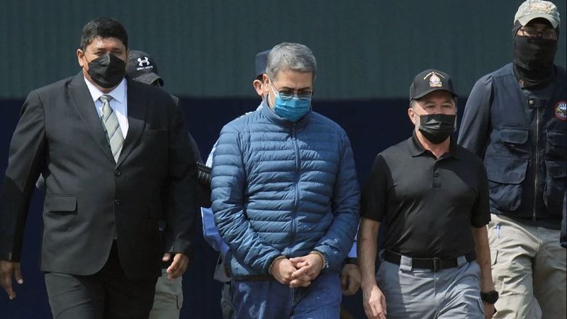 Një gjykatë amerikane shpallet fajtor për trafik droge ish presidentin e Hondurasit! Dënohet me burg të përjetshëm Një gjykatë amerikane shpallet fajtor për trafik droge ish presidentin e Hondurasit! Dënohet me burg të përjetshëm