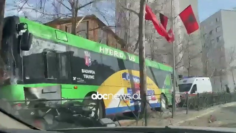 Aksident i rrezikshëm! Shoferit i bie të fikët: Autobusi i linjës së “Unazës” në Tiranë  përplaset me pemën