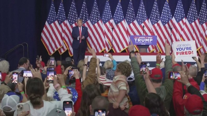 “Putini e di se kemi një idiot për president”, dueli në Georgia: Trump thith diktatorë, ka miq Orban, Putin dhe Kim Jong Un “Putini e di se kemi një idiot për president”, dueli në Georgia: Trump thith diktatorë, ka miq Orban, Putin dhe Kim Jong Un