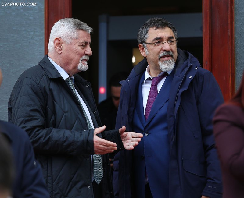 Fitorja më e madhe e betejës dy-vjeçare, ulja në një tryezë me Bledi Çuçin Fitorja më e madhe e betejës dy-vjeçare, ulja në një tryezë me Bledi Çuçin