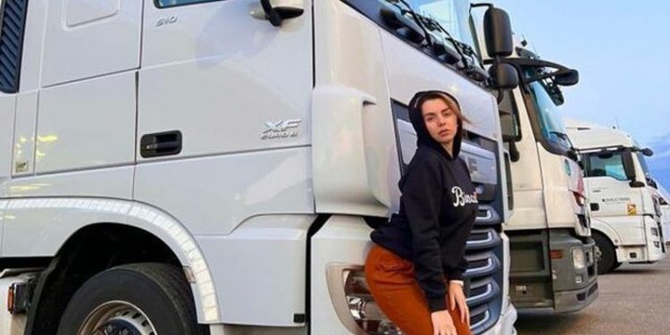 Kamionistja shqiptare në Itali që është kthyer në “hit”: Italianët janë ndryshe nga shqiptarët Kamionistja shqiptare në Itali që është kthyer në “hit”: Italianët janë ndryshe nga shqiptarët