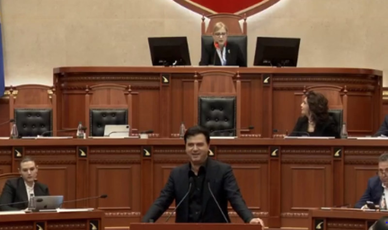 VIDEO/ Shkeli etikën parlamentare: Basha përjashtohet nga seanca! Jashtë flet “përçartë”…si thotë fjala një gojë VIDEO/ Shkeli etikën parlamentare: Basha përjashtohet nga seanca! Jashtë flet “përçartë”…si thotë fjala një gojë