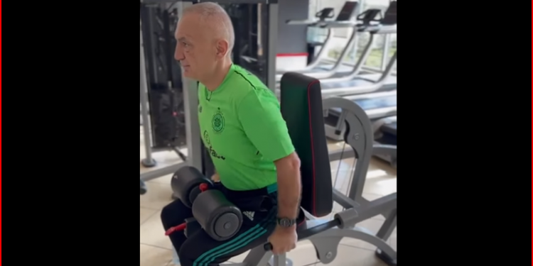 VIDEO/ Shtangisti Meta zgjohet duke bërë muskujt e barkut: Me kë e ka ndeshjen e fundit me SPAK apo me Monin dhe Vasilin? VIDEO/ Shtangisti Meta zgjohet duke bërë muskujt e barkut: Me kë e ka ndeshjen e fundit me SPAK apo me Monin dhe Vasilin?