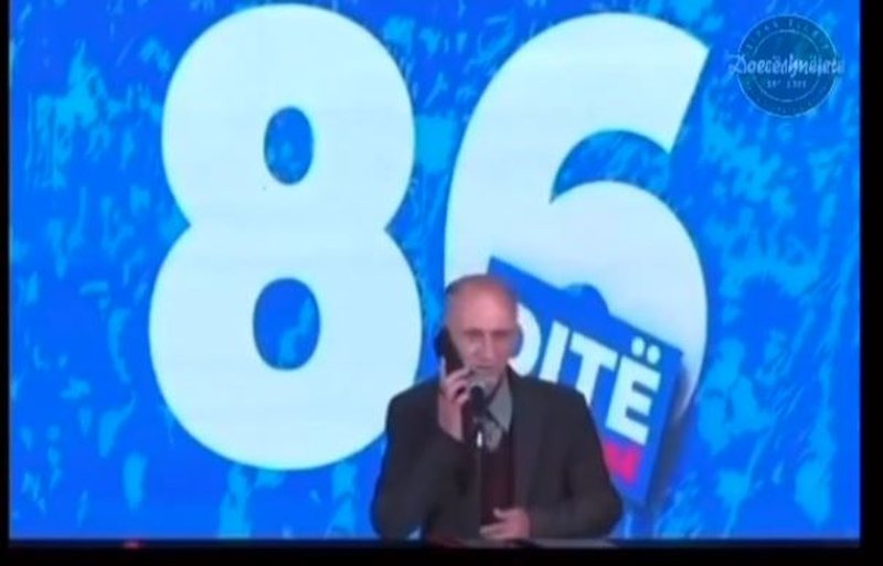 VIDEO – Shkon të mbajë fjalim poshtë penxheres së Berishës, por e merr gruaja në telefon: Ho mi, se jam te doktori! VIDEO – Shkon të mbajë fjalim poshtë penxheres së Berishës, por e merr gruaja në telefon: Ho mi, se jam te doktori!