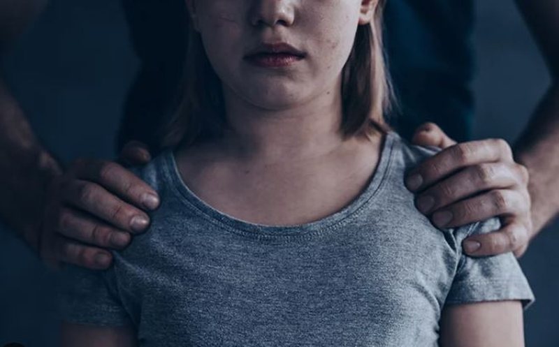 Shqiptari përdhunon vajzën e partneres në Greqi dhe filmon aktin e tij të neveritshëm! Dëshmia e 25-vjeçares: E bënte fshehurazi…