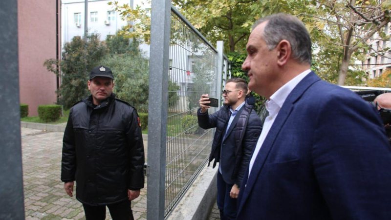 Çudira nga SPAK-u: 10 milion lekë për të fotokopjuar dosjen! Beqaj nuk pranon fotokopje, “ngujohet” në prokurori për të lexuar orgjinalin papagesë Çudira nga SPAK-u: 10 milion lekë për të fotokopjuar dosjen! Beqaj nuk pranon fotokopje, “ngujohet” në prokurori për të lexuar orgjinalin papagesë