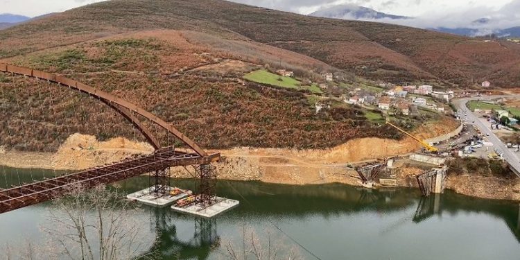 VIDEO/ “Kusure” nga 250 milion që vodhi Luli dhe Saliu në “rrugën e lënë rrugëve”! Edhe 50 milion euro vetëm për urën e Kukësit: E lartë 56 metra e peshon 5 mijë ton, së shpejt në funksion VIDEO/ “Kusure” nga 250 milion që vodhi Luli dhe Saliu në “rrugën e lënë rrugëve”! Edhe 50 milion euro vetëm për urën e Kukësit: E lartë 56 metra e peshon 5 mijë ton, së shpejt në funksion