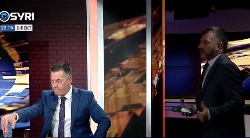 Lehsat sherr për Saliun! Bushati shanë Vangjelin në TV Zeni dhe largohet: Nuk pranoj të debatoj me idiotë! Lehsat sherr për Saliun! Bushati shanë Vangjelin në TV Zeni dhe largohet: Nuk pranoj të debatoj me idiotë!