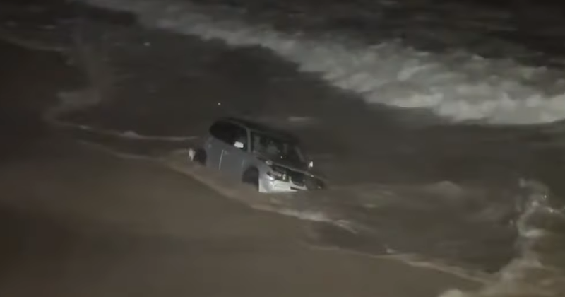 VIDEO/  Në tentativë për t’i shpëtuar policisë gruaja përfundon në det me gjithë makinë