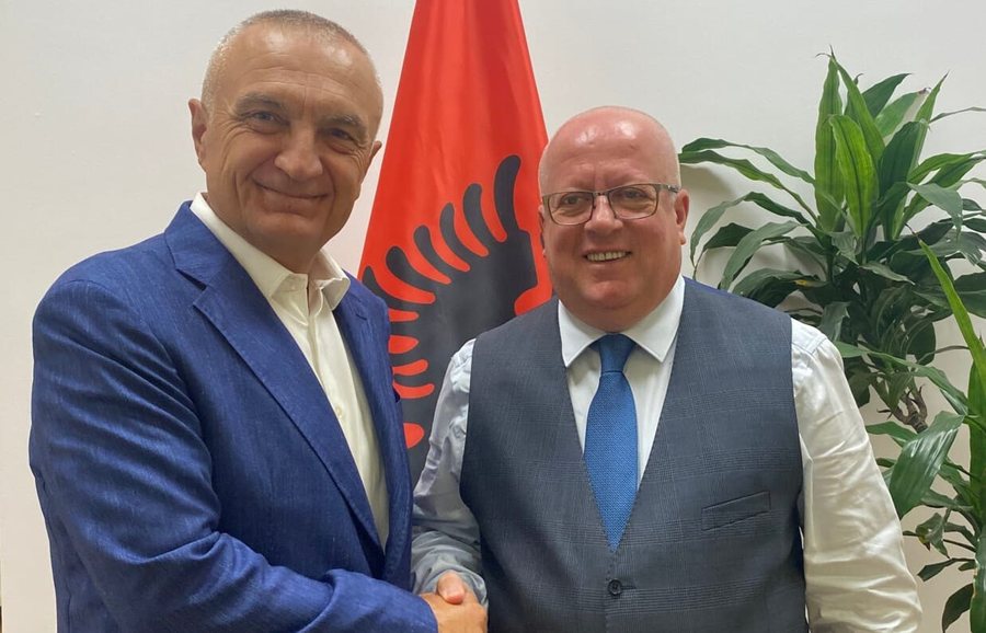 Avokati i llumit të familjes “non grata” kllouni Gjokutaj bënë humoristin! Pas “shpëtoi” Berishën tregon si do shpëtoi Ramën nga arrestimi i afërt! Avokati i llumit të familjes “non grata” kllouni Gjokutaj bënë humoristin! Pas “shpëtoi” Berishën tregon si do shpëtoi Ramën nga arrestimi i afërt!