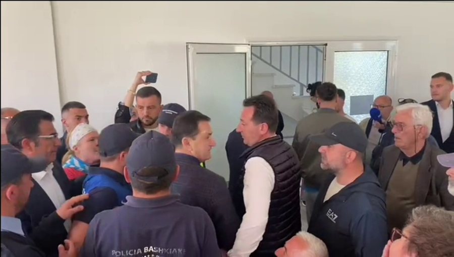 VIDEO/ Mbështetësi i Belerit pështyu Tavon, shpërthen’ Braçe: Cenuan shtetin dhe zyrtarët shqiptare! Këta horra dhe ky pisi që mendojnë se kanë imunitet nga Greqia do të ndëshkohen me ligj ashtu si nuk i’u a pret mendja! VIDEO/ Mbështetësi i Belerit pështyu Tavon, shpërthen’ Braçe: Cenuan shtetin dhe zyrtarët shqiptare! Këta horra dhe ky pisi që mendojnë se kanë imunitet nga Greqia do të ndëshkohen me ligj ashtu si nuk i’u a pret mendja!